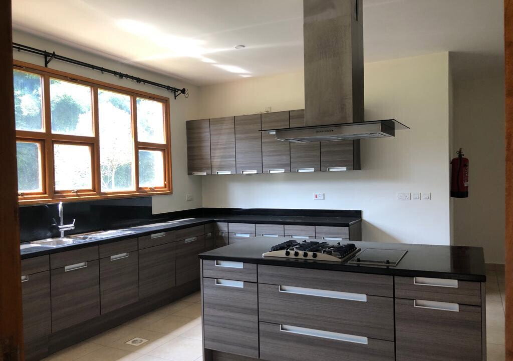 5-Bed Split-Level Townhouse with Lake View & Clubhouse – Karen