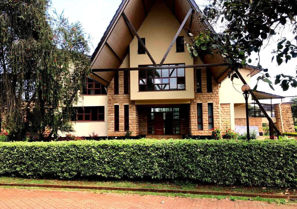 5-Bed Split-Level Townhouse with Lake View & Clubhouse – Karen