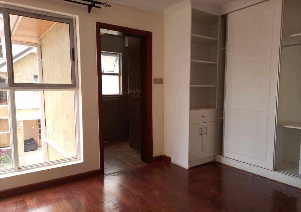5-Bed Townhouse with Jacuzzi & Private Garden - Lavington