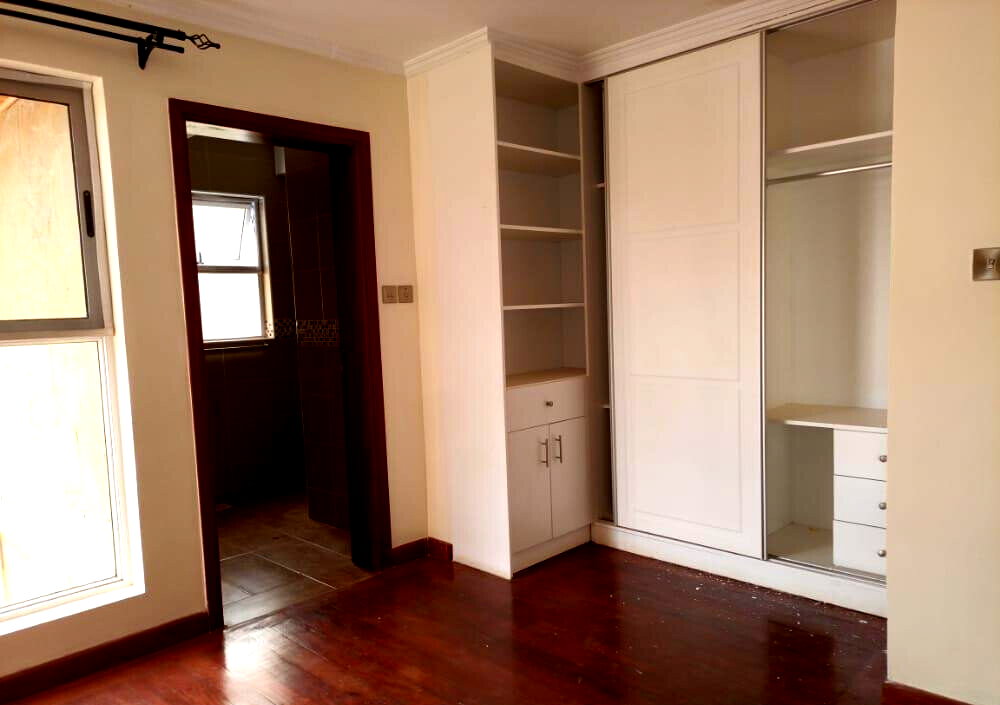 5-Bed Townhouse with Jacuzzi & Private Garden - Lavington