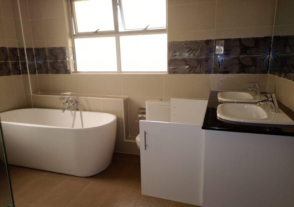 5-Bed Townhouse with Jacuzzi & Private Garden - Lavington