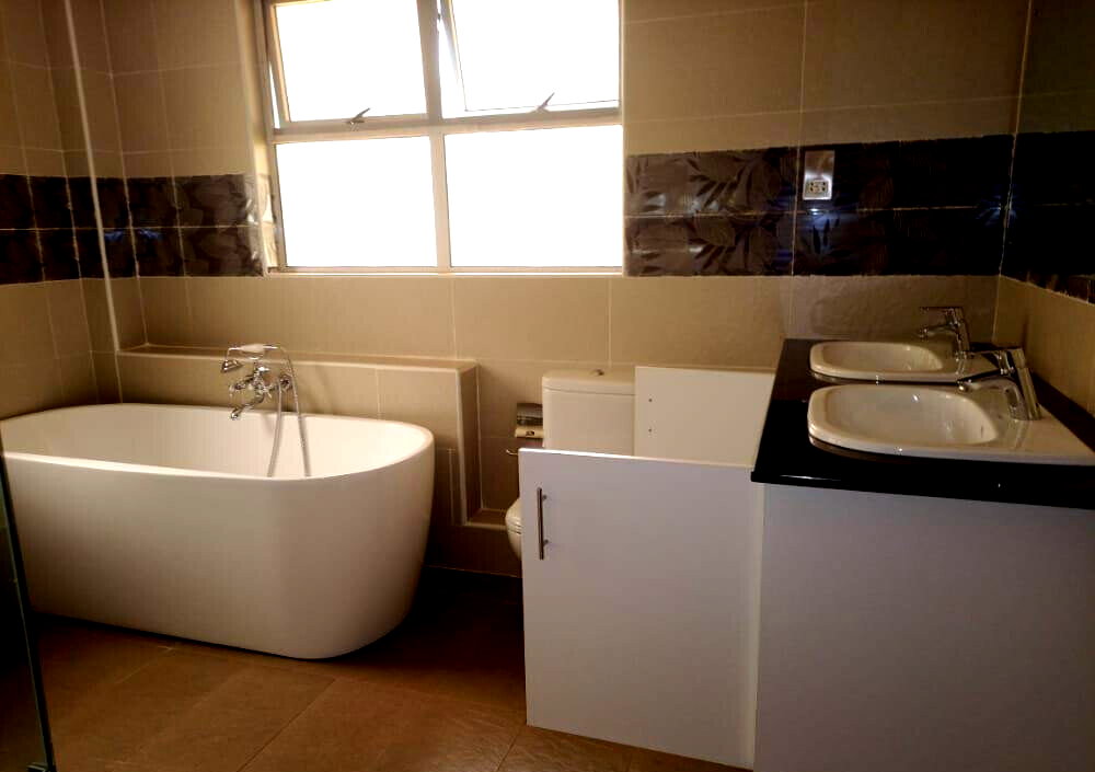 5-Bed Townhouse with Jacuzzi & Private Garden - Lavington