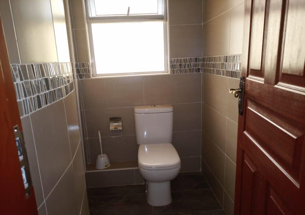 5-Bed Townhouse with Jacuzzi & Private Garden - Lavington