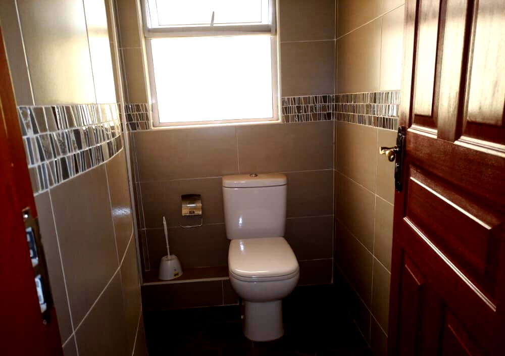5-Bed Townhouse with Jacuzzi & Private Garden - Lavington