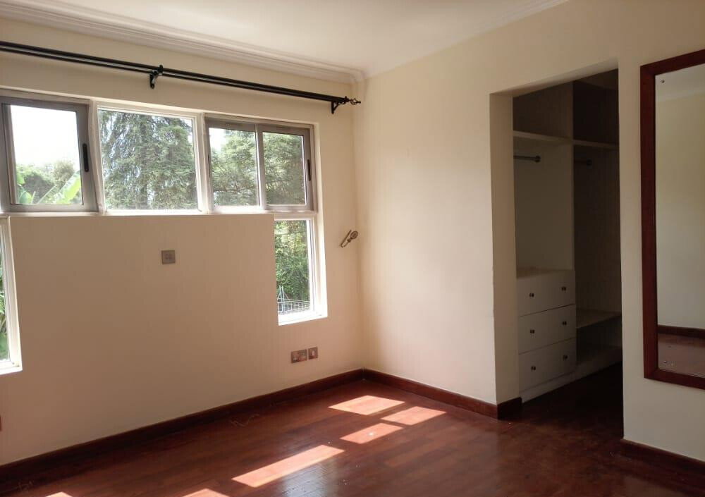 5-Bed Townhouse with Jacuzzi & Private Garden - Lavington