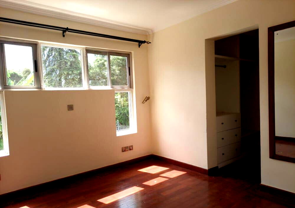 5-Bed Townhouse with Jacuzzi & Private Garden - Lavington