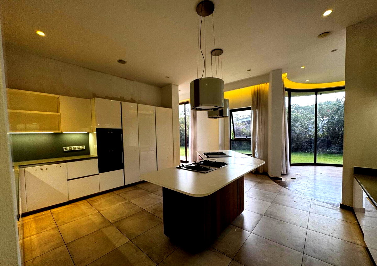 Half-Acre Townhouse with Sunken Lounge & Study - Lower Kabete