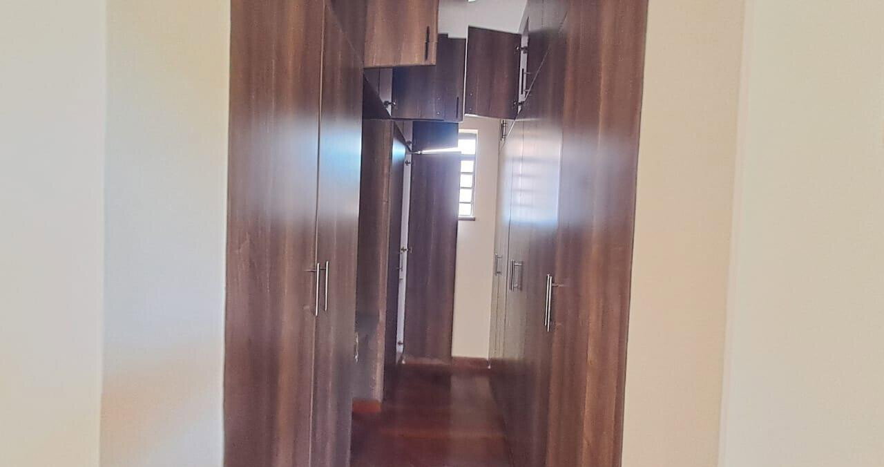 3-Level 5-Ensuite Villa with Fireplace & Rooftop Terrace - Lavington