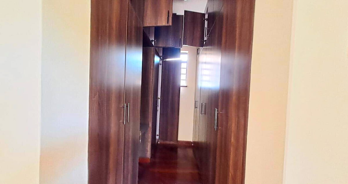 3-Level 5-Ensuite Villa with Fireplace & Rooftop Terrace - Lavington