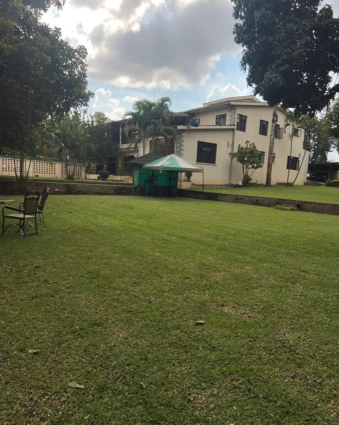 5BR Ambassadorial Home with Garden