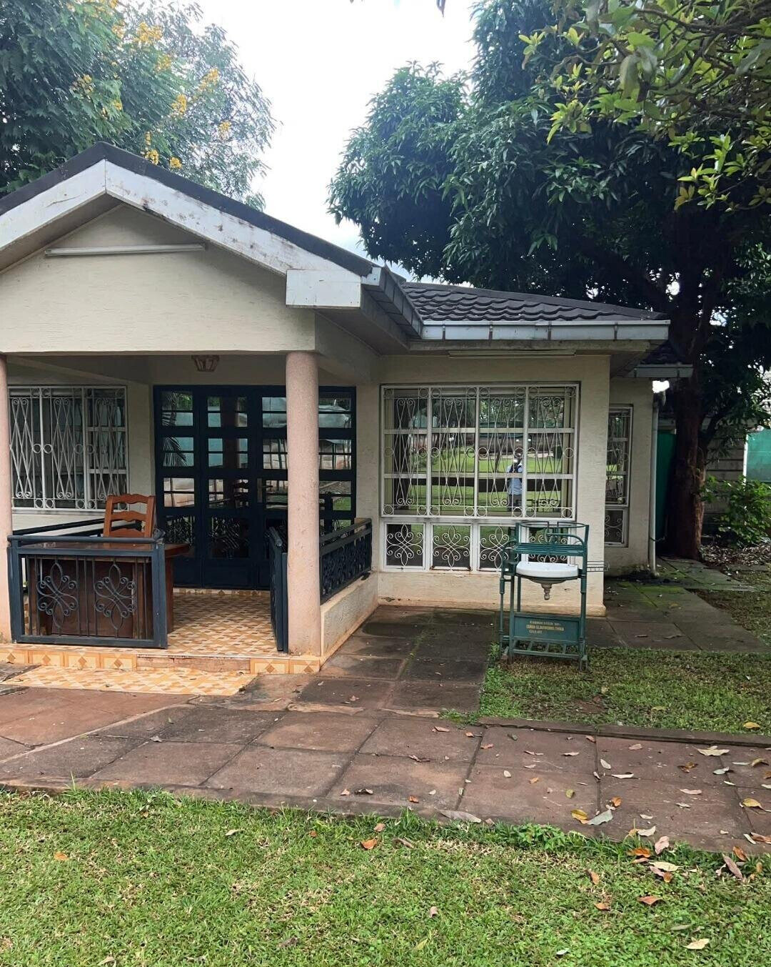 5BR Ambassadorial Home with Garden