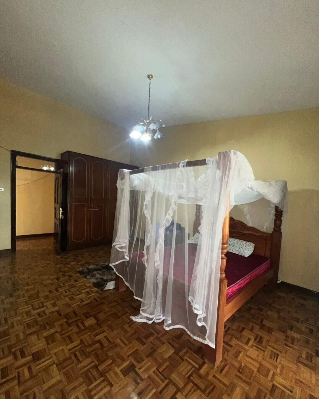 5BR Ambassadorial Home with Garden