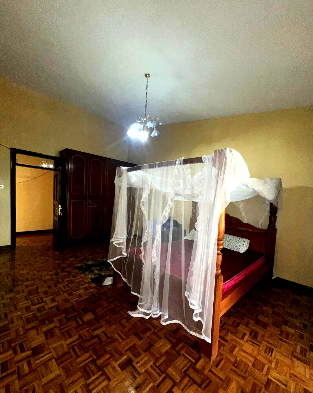 5BR Ambassadorial Home with Garden