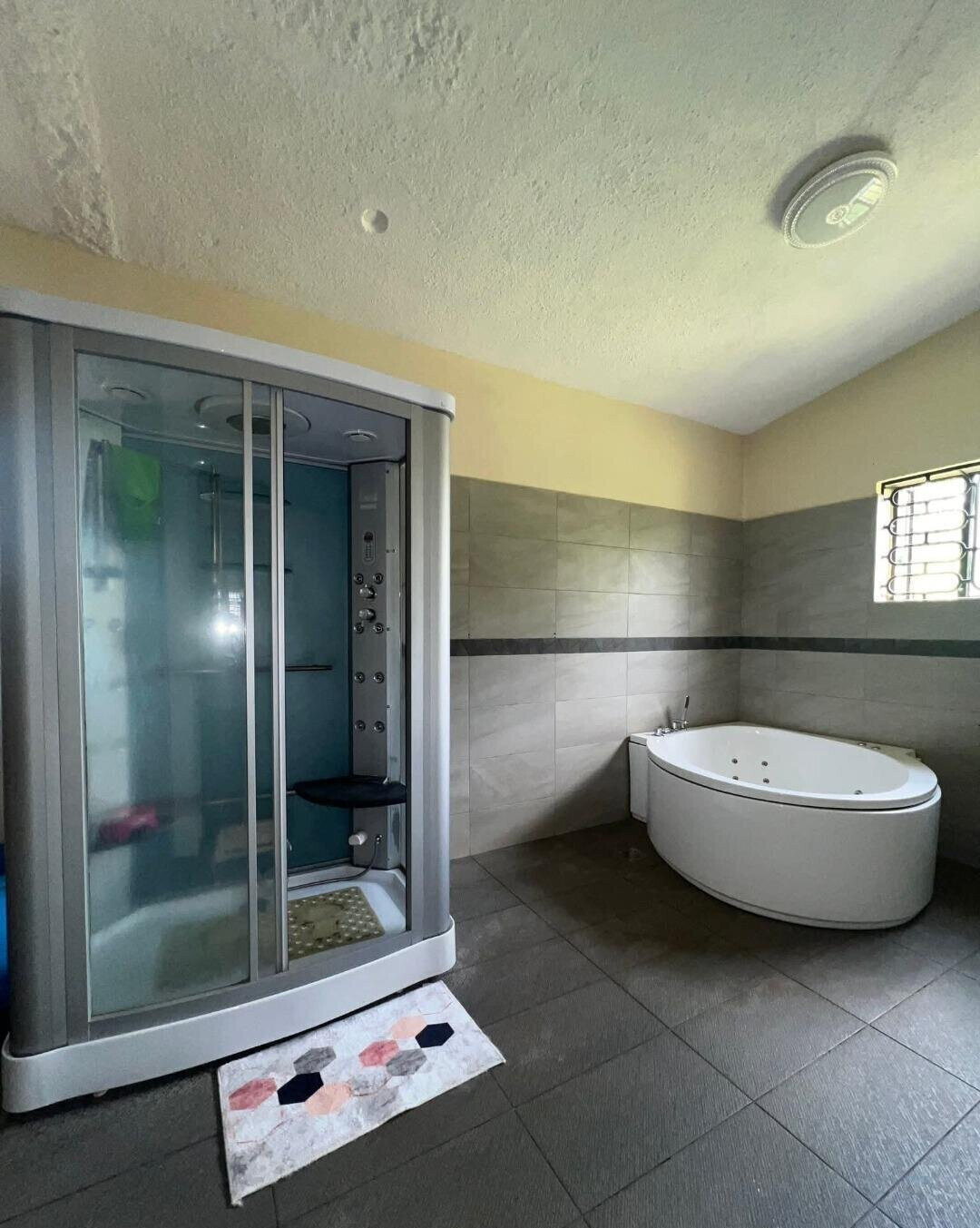 5BR Ambassadorial Home with Garden