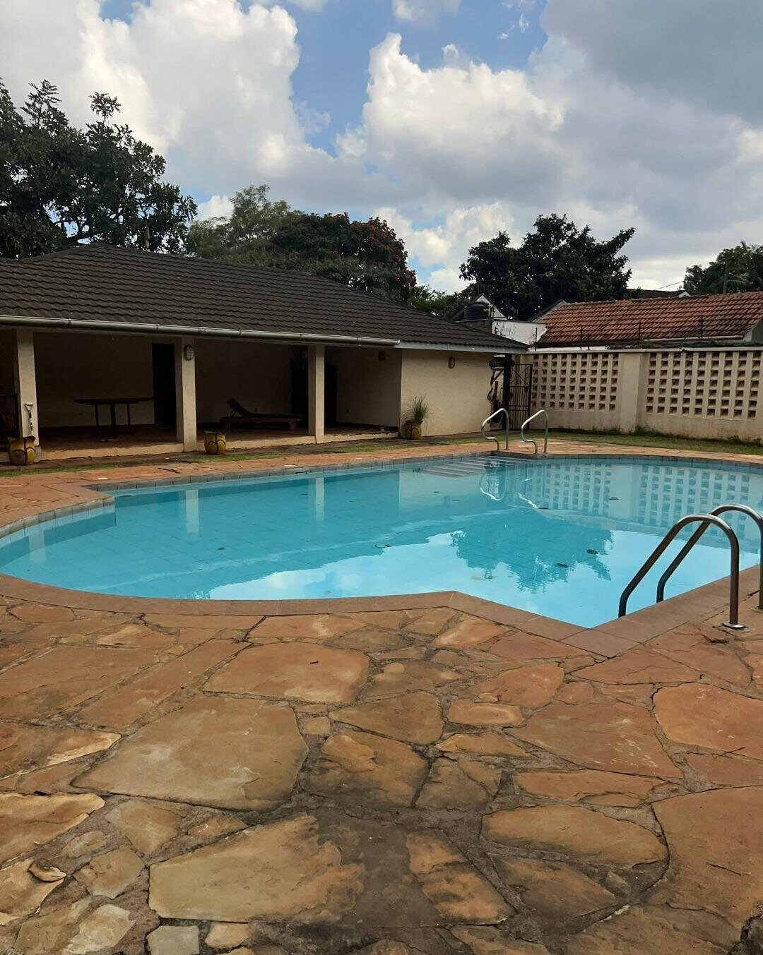 5BR Ambassadorial Home with Garden