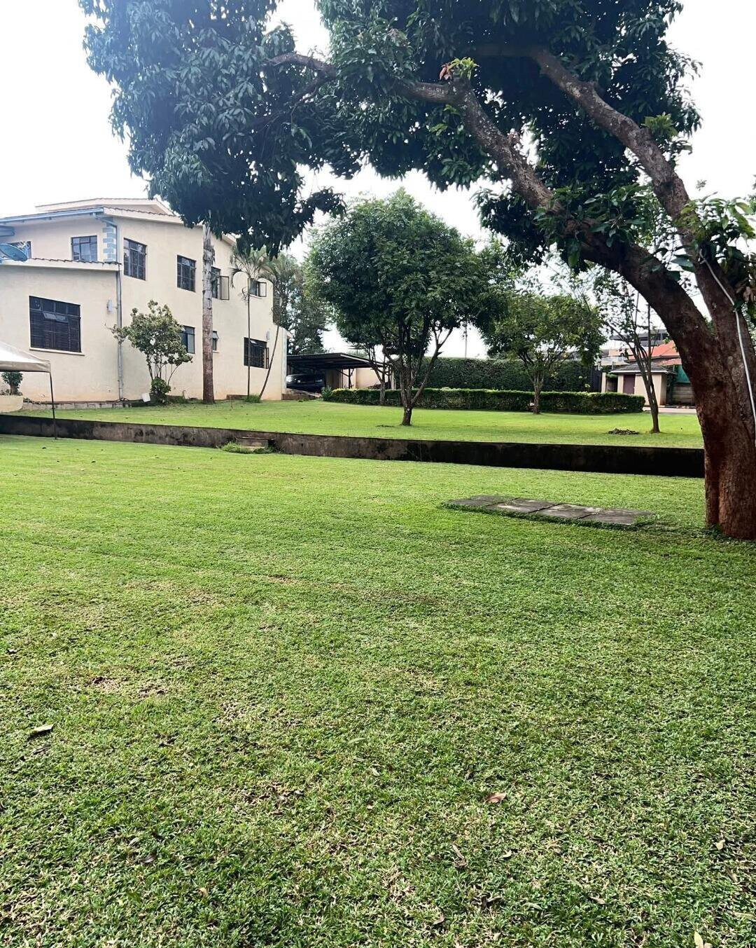 5BR Ambassadorial Home with Garden