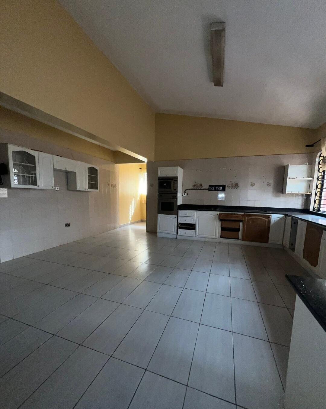 5BR Ambassadorial Home with Garden