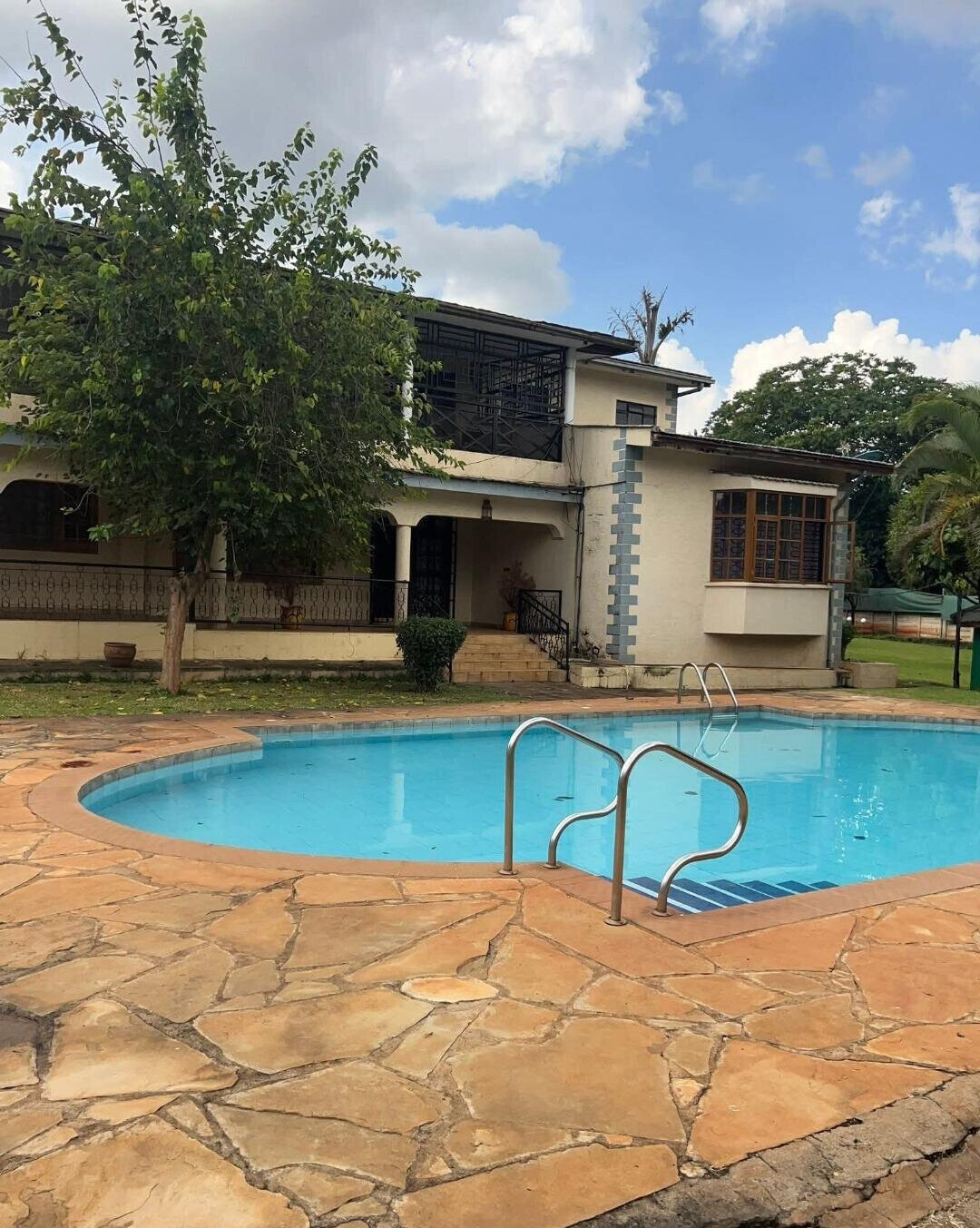 5BR Ambassadorial Home with Garden