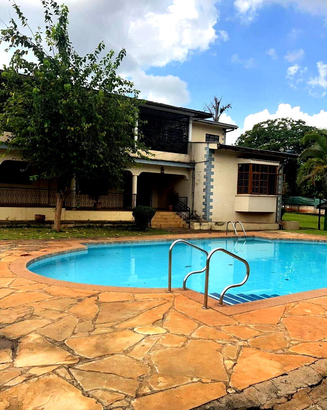 5BR Ambassadorial Home with Garden
