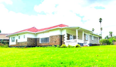 Colonial Bungalow with Garden