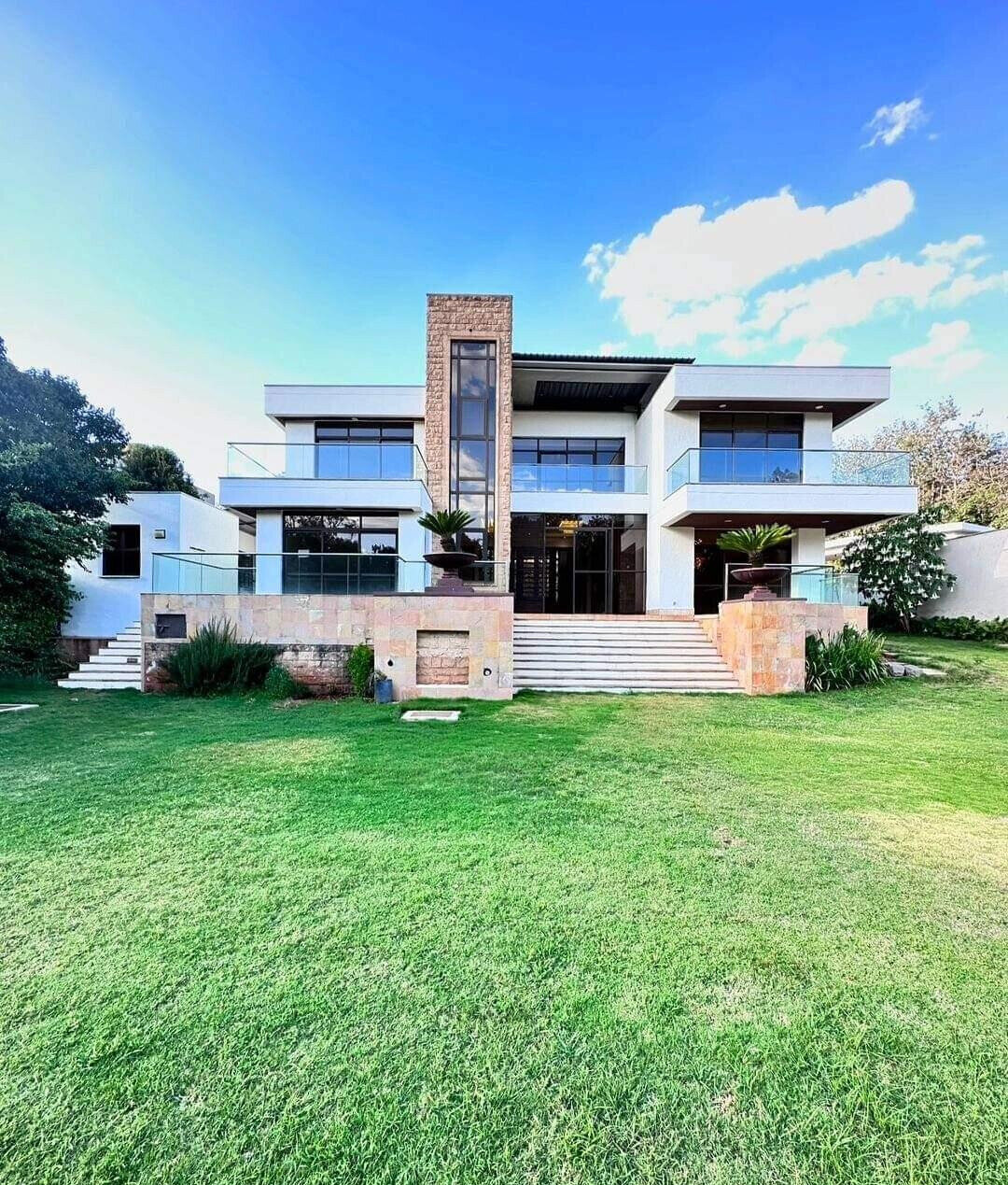 5-Ensuite Townhouse on Half-Acre with DSQ & Pool – Karen