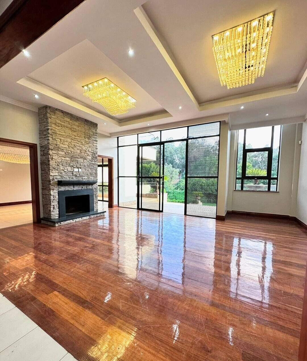 5-Ensuite Townhouse on Half-Acre with DSQ & Pool – Karen