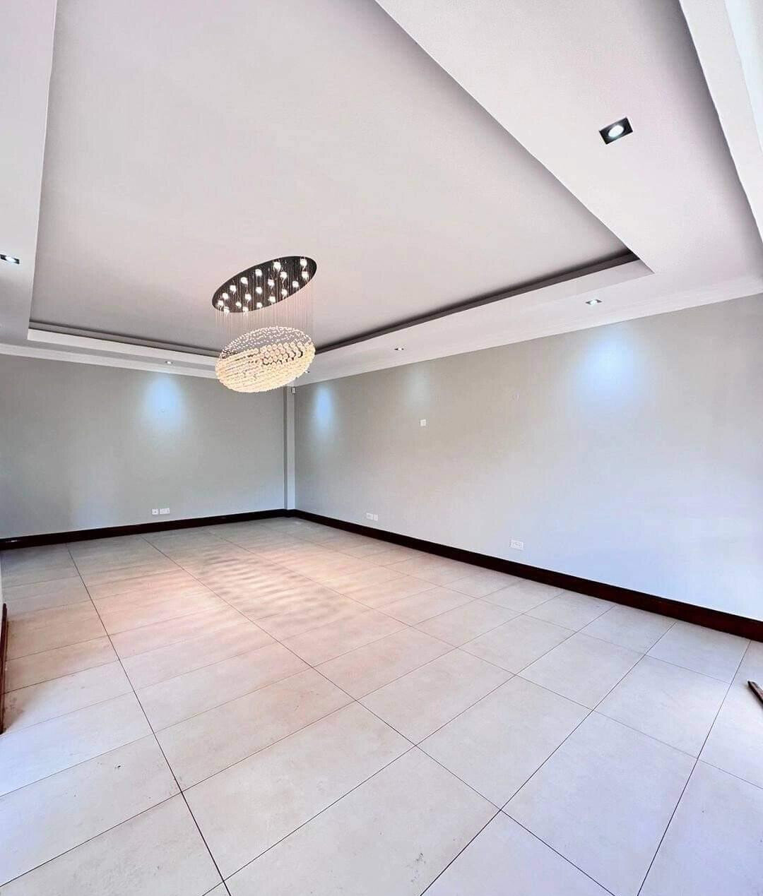 5-Ensuite Townhouse on Half-Acre with DSQ & Pool – Karen