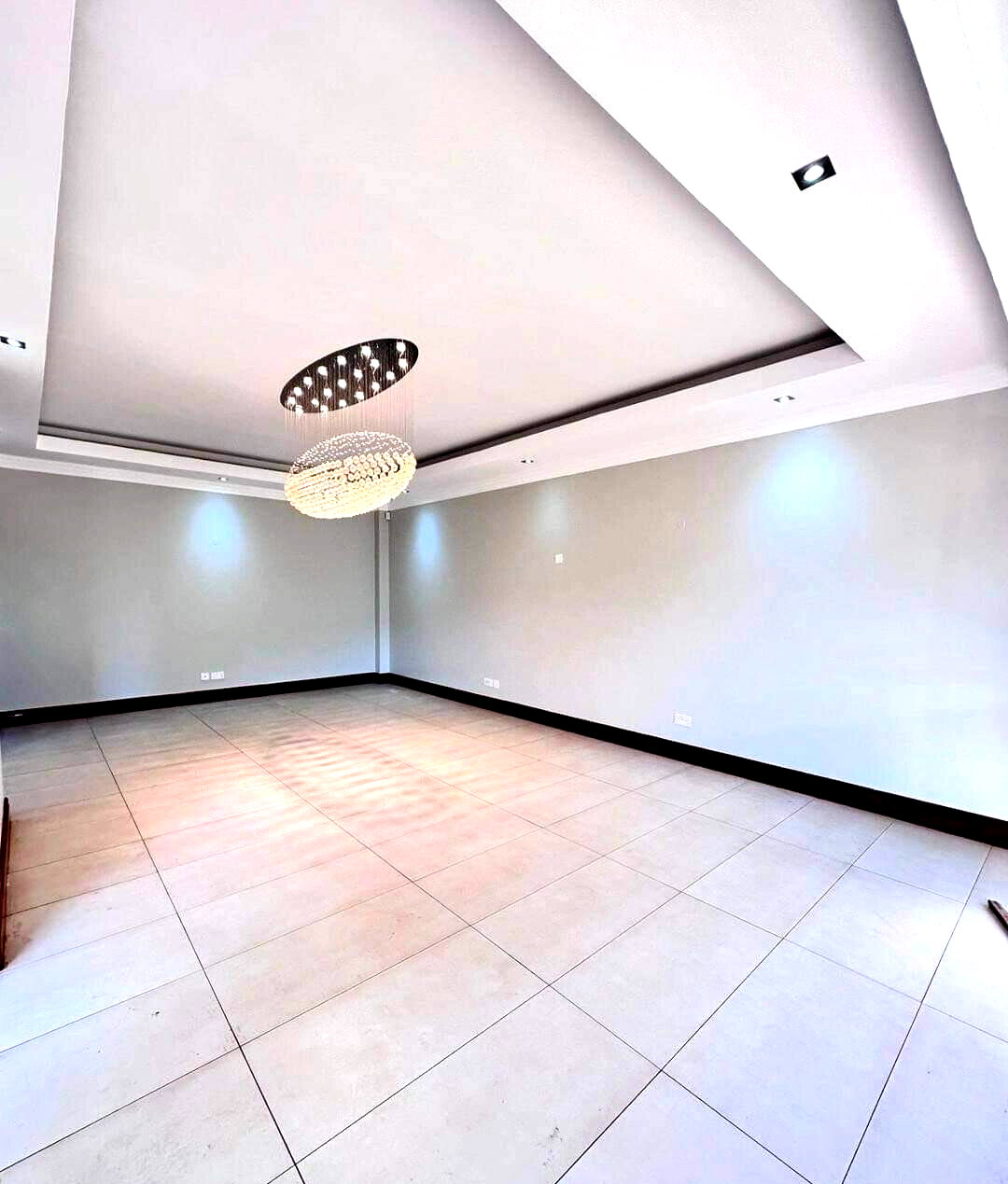 5-Ensuite Townhouse on Half-Acre with DSQ & Pool – Karen