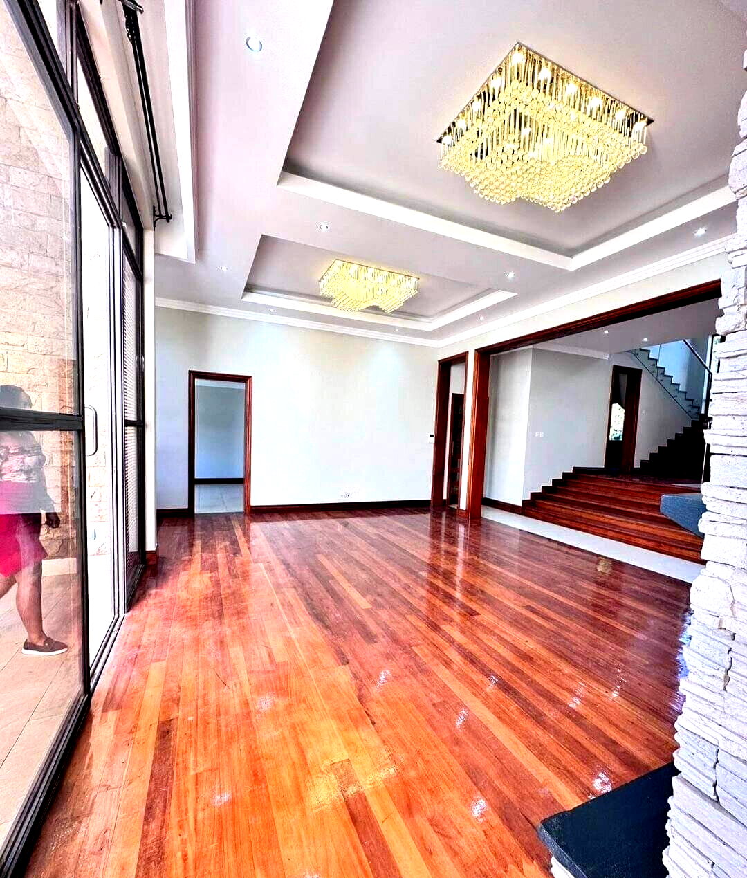 5-Ensuite Townhouse on Half-Acre with DSQ & Pool – Karen