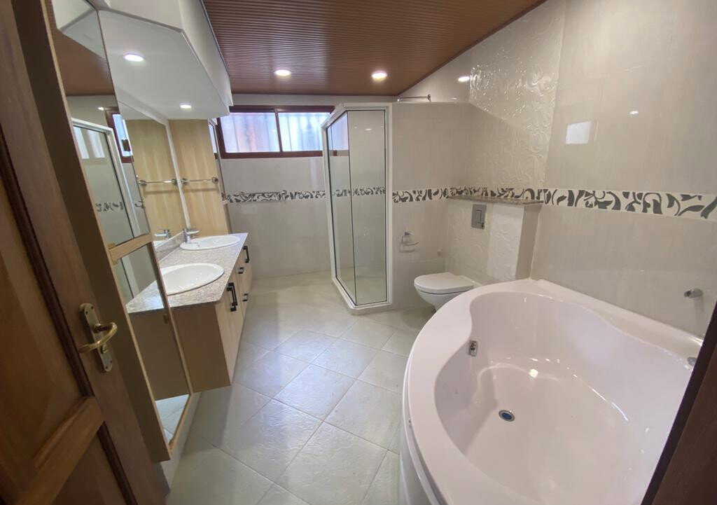 5-Ensuite Townhouse with Fireplace & Pool Access - Spring Valley