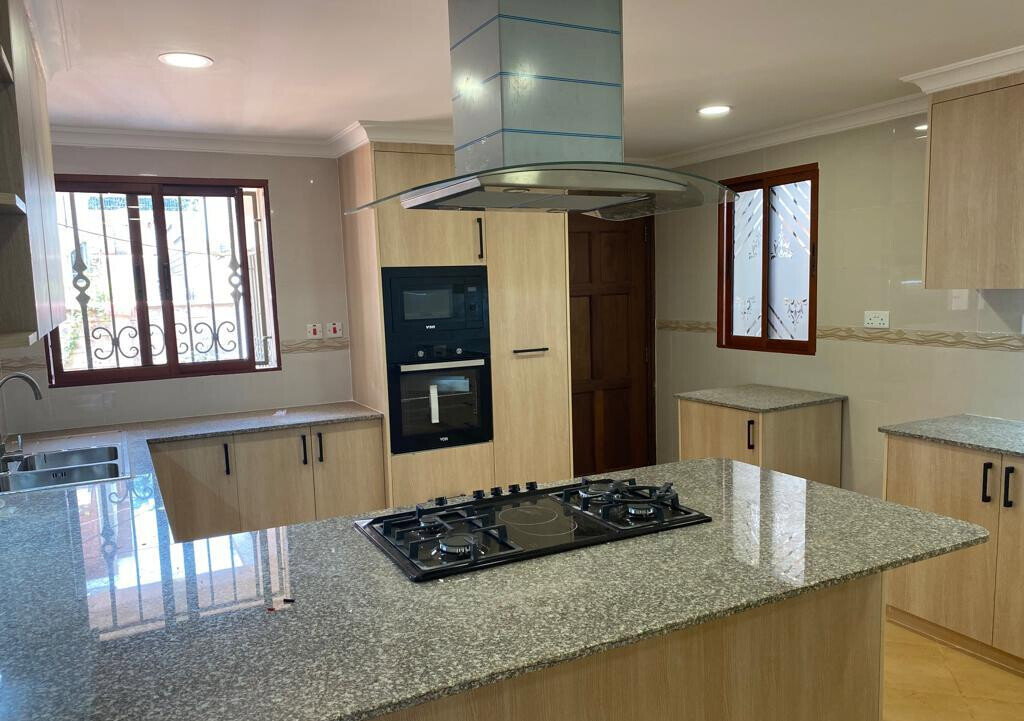 5-Ensuite Townhouse with Fireplace & Pool Access - Spring Valley