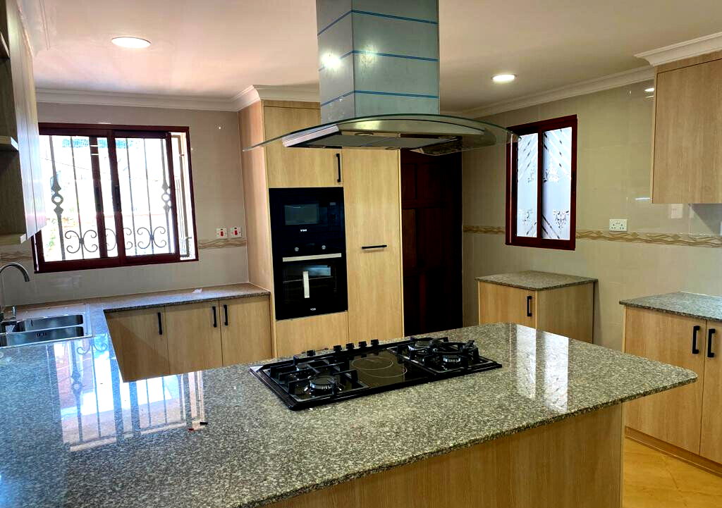 5-Ensuite Townhouse with Fireplace & Pool Access - Spring Valley