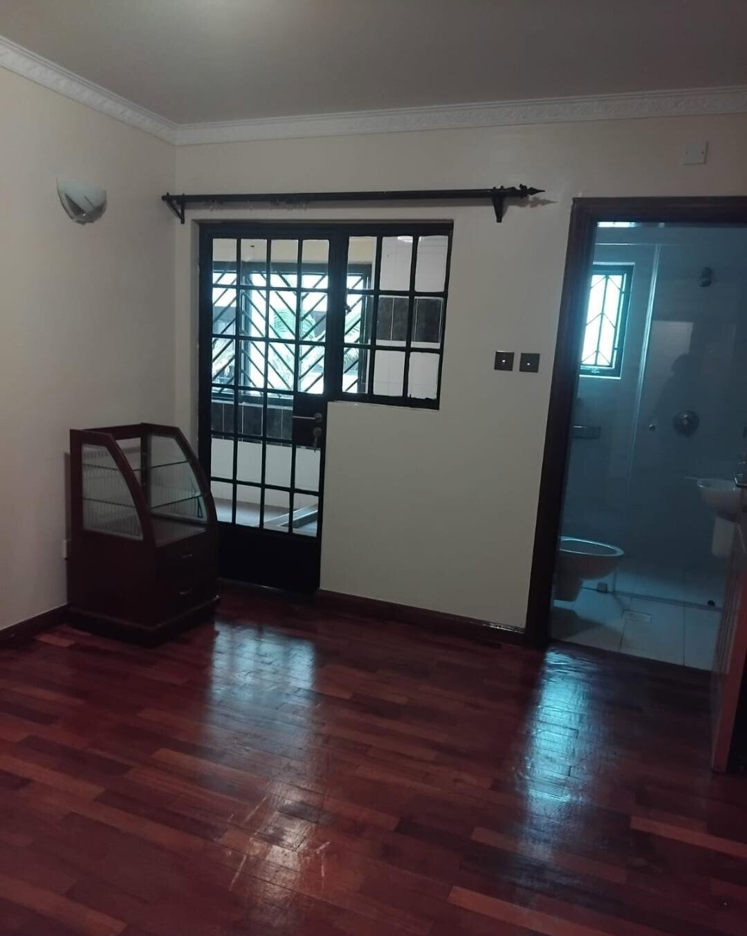 Pet-Friendly 4BR with Scenic Views & 24/7 Maintenance - Lavington
