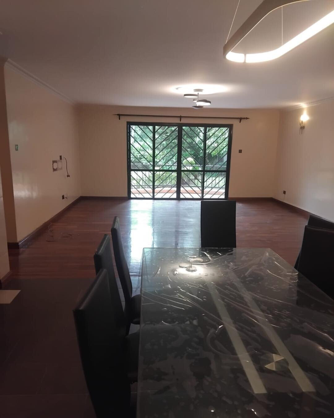 Pet-Friendly 4BR with Scenic Views & 24/7 Maintenance - Lavington