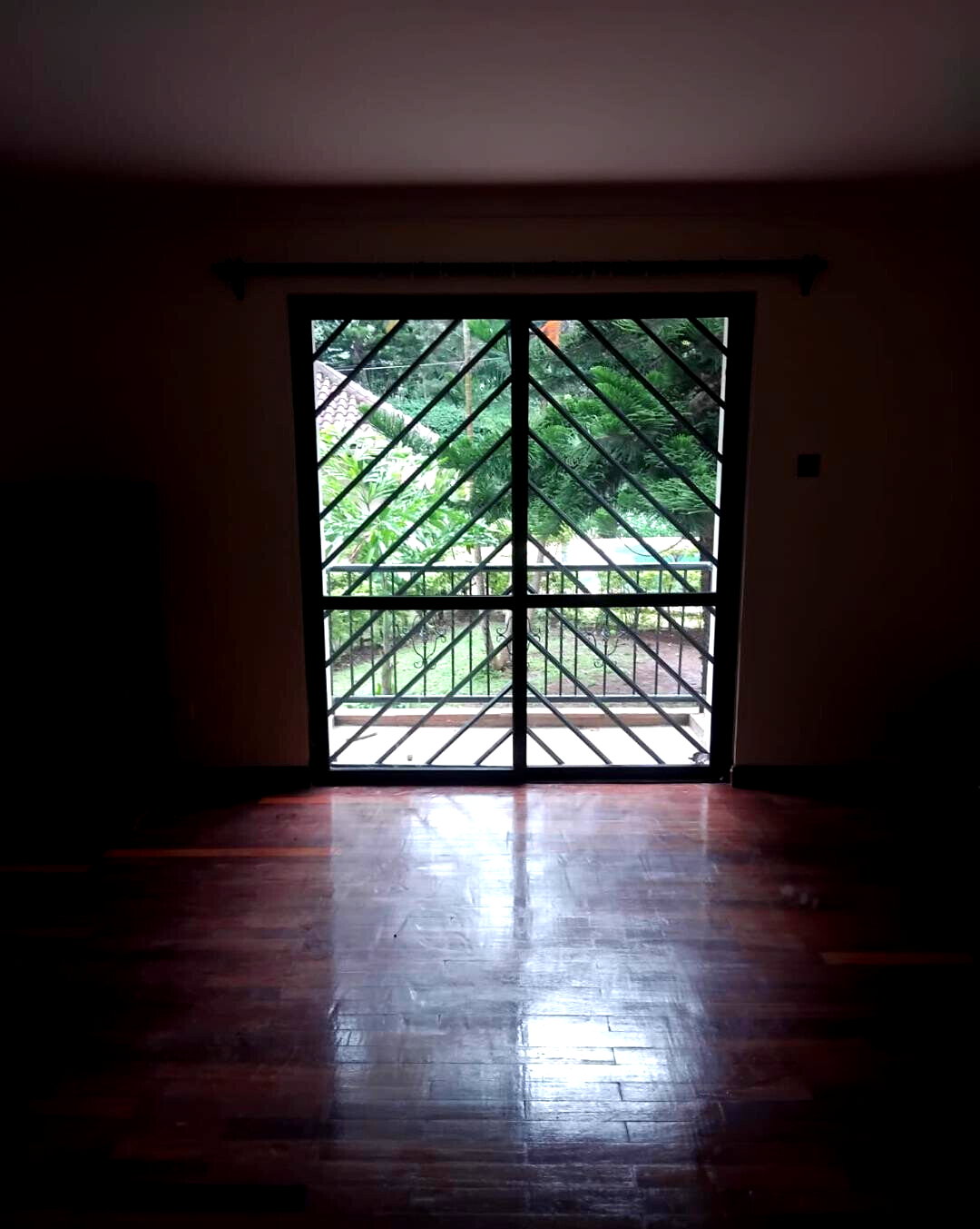 Pet-Friendly 4BR with Scenic Views & 24/7 Maintenance - Lavington