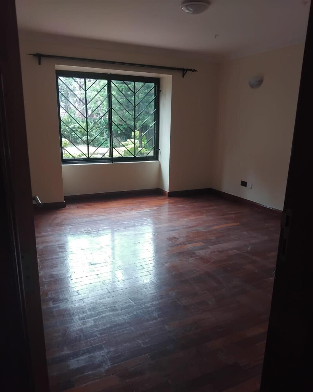 Pet-Friendly 4BR with Scenic Views & 24/7 Maintenance - Lavington