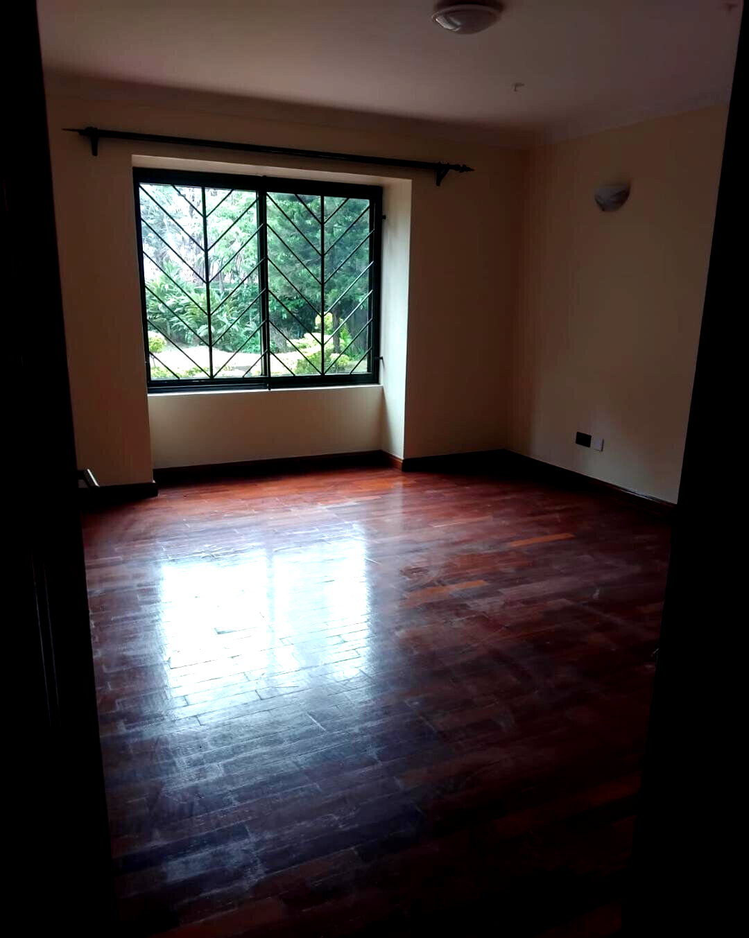 Pet-Friendly 4BR with Scenic Views & 24/7 Maintenance - Lavington