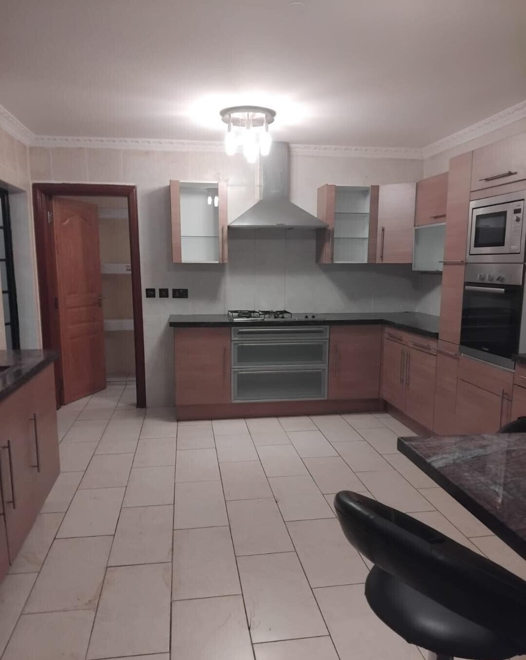 Pet-Friendly 4BR with Scenic Views & 24/7 Maintenance - Lavington