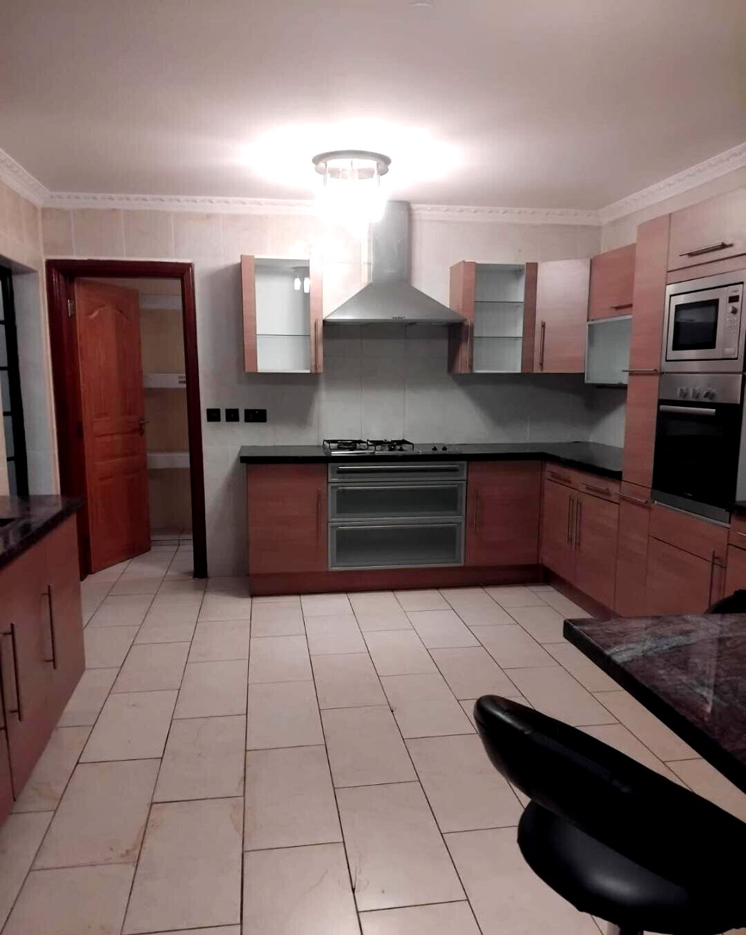 Pet-Friendly 4BR with Scenic Views & 24/7 Maintenance - Lavington