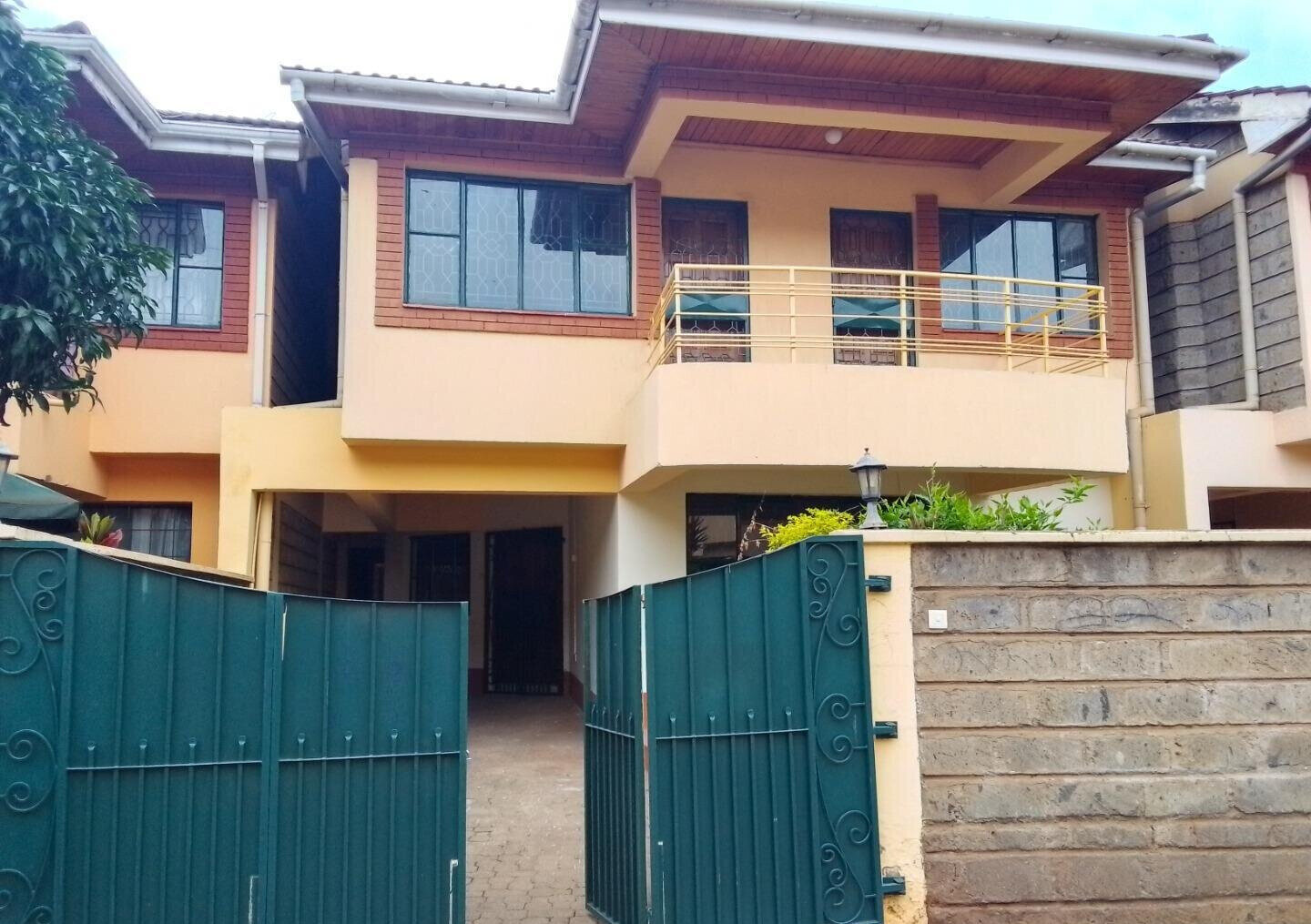 5-Bed Townhouse with Private Garden & DSQ - Lavington Near Valley Arcade