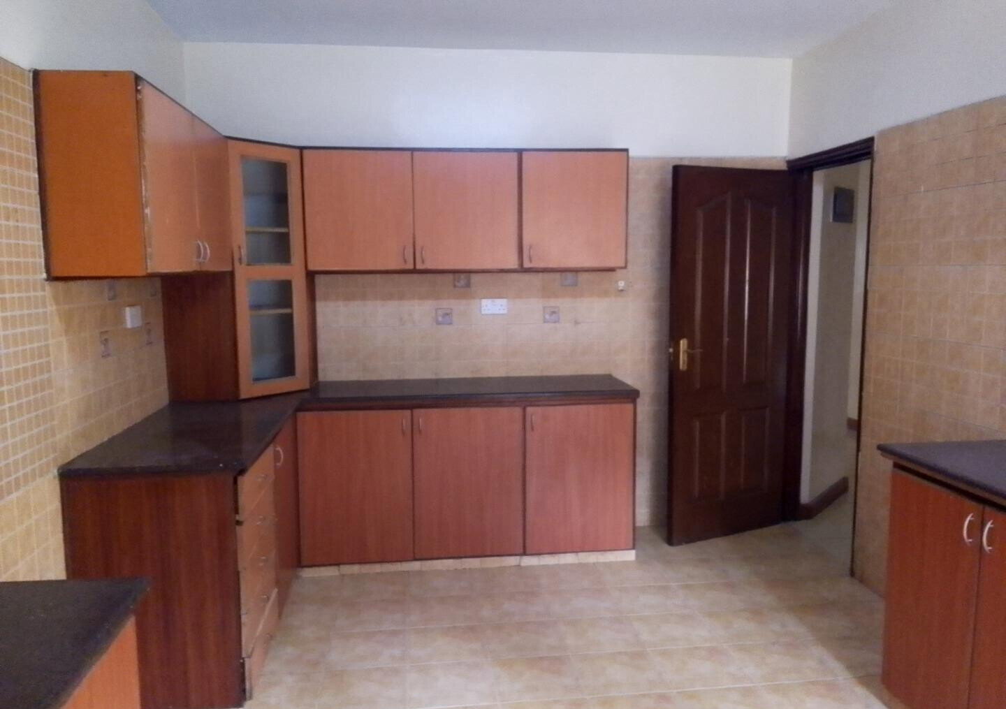 5-Bed Townhouse with Private Garden & DSQ - Lavington Near Valley Arcade