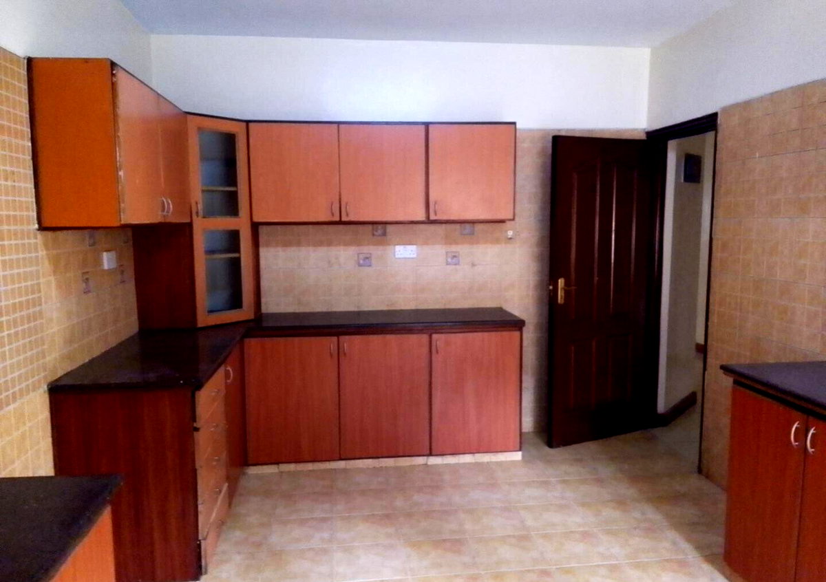 5-Bed Townhouse with Private Garden & DSQ - Lavington Near Valley Arcade