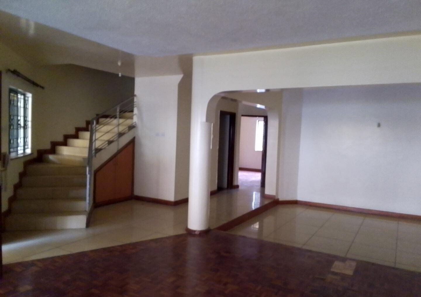 5-Bed Townhouse with Private Garden & DSQ - Lavington Near Valley Arcade