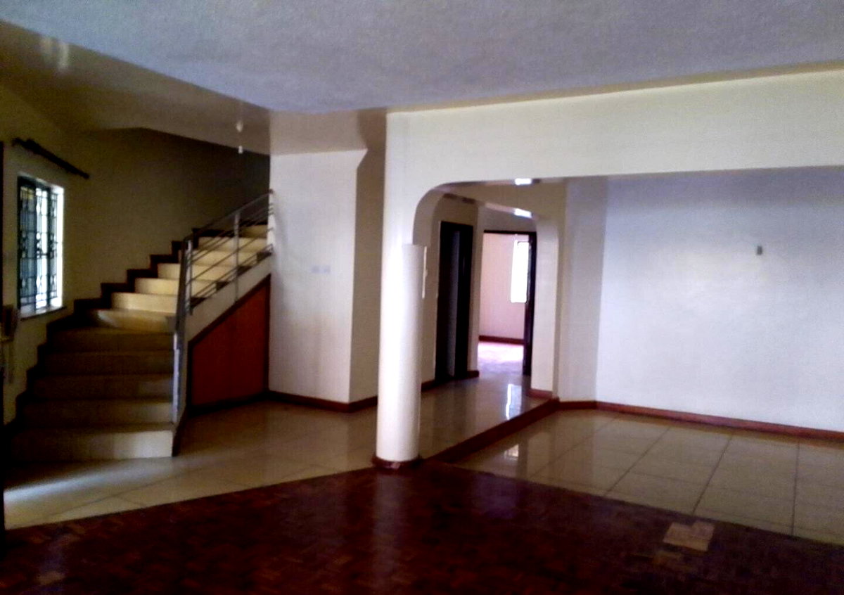 5-Bed Townhouse with Private Garden & DSQ - Lavington Near Valley Arcade