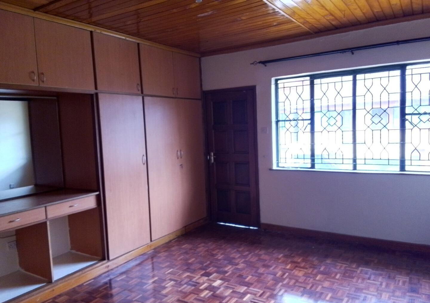 5-Bed Townhouse with Private Garden & DSQ - Lavington Near Valley Arcade