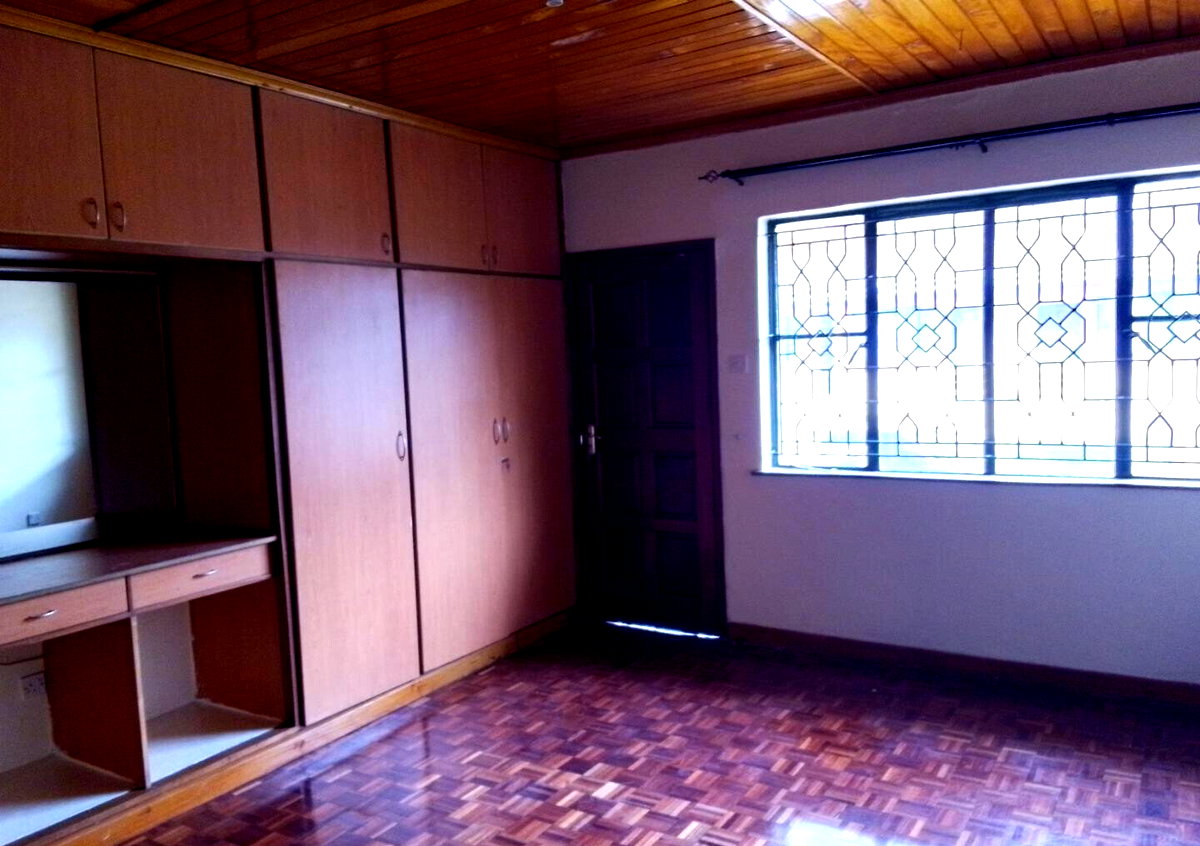 5-Bed Townhouse with Private Garden & DSQ - Lavington Near Valley Arcade