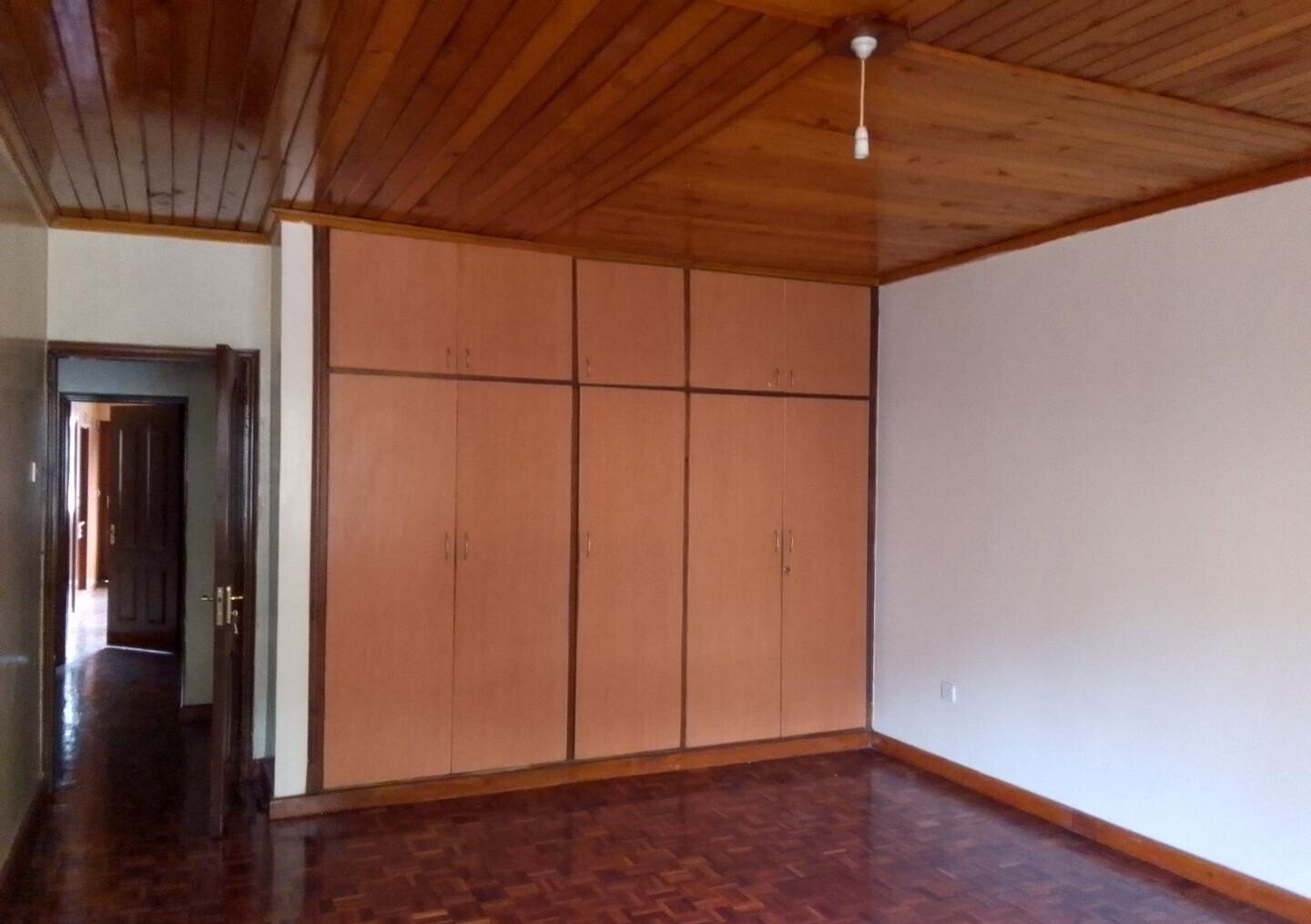 5-Bed Townhouse with Private Garden & DSQ - Lavington Near Valley Arcade