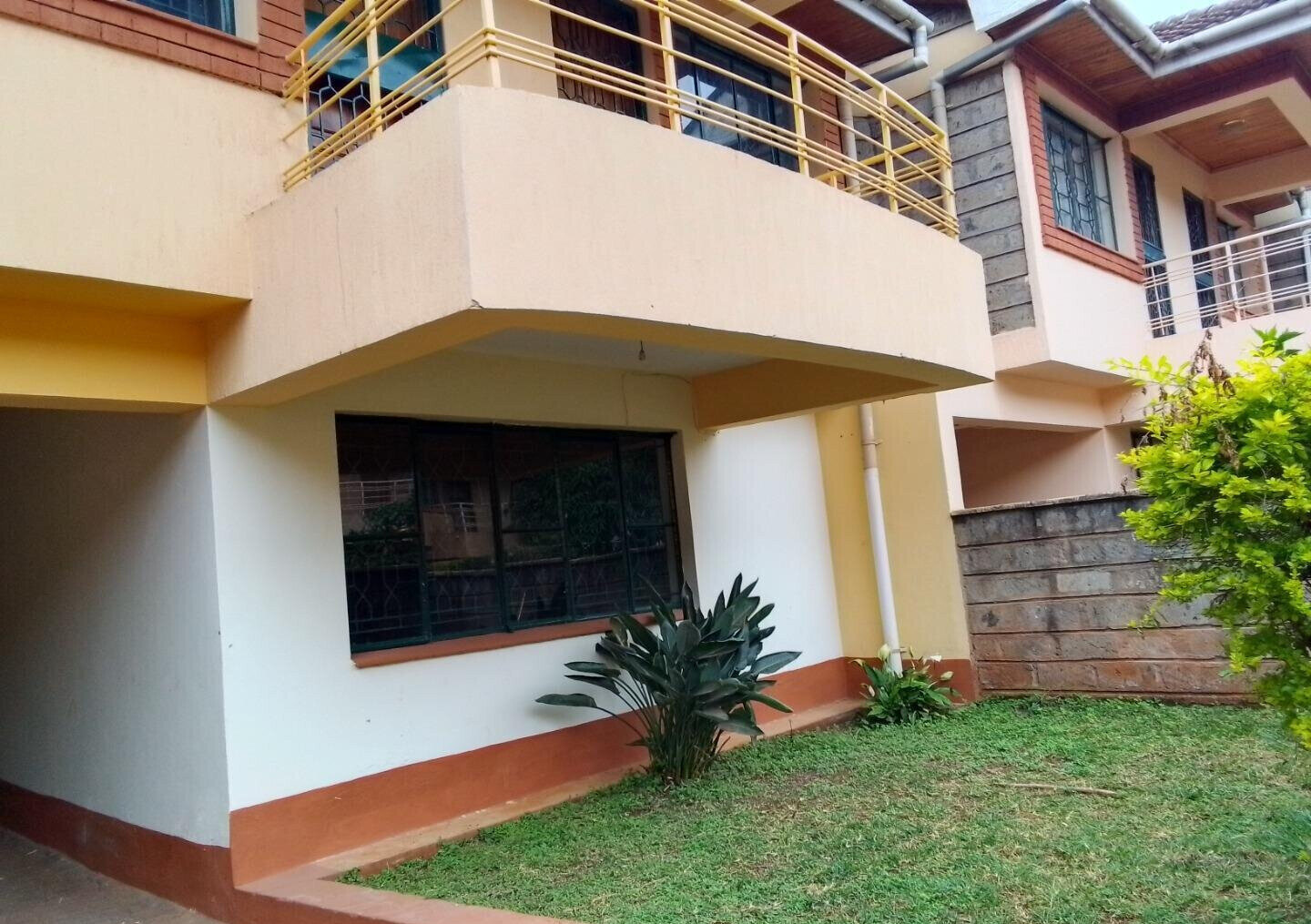 5-Bed Townhouse with Private Garden & DSQ - Lavington Near Valley Arcade