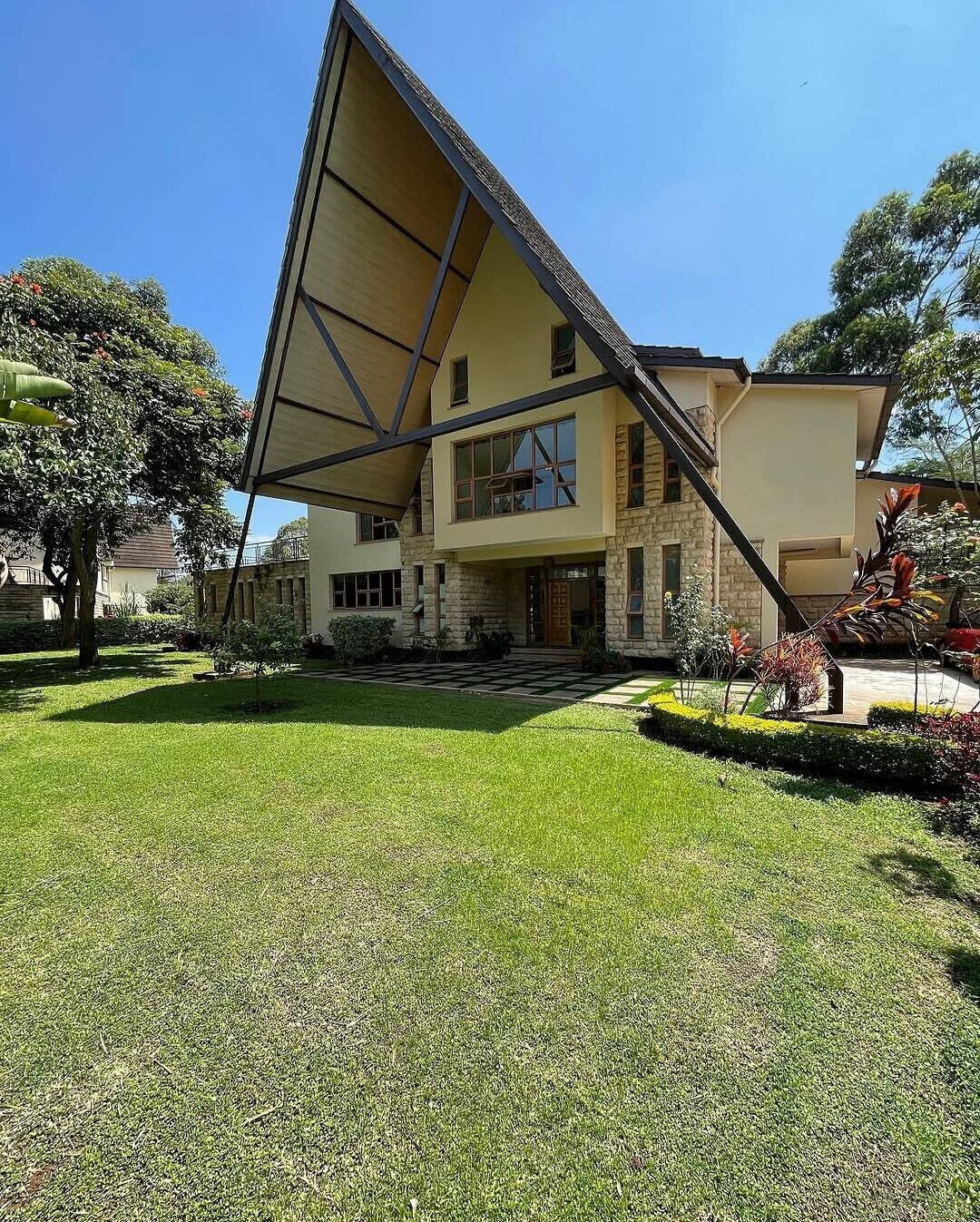Waterfront 5-Ensuite Villa with Dam Views – Karen