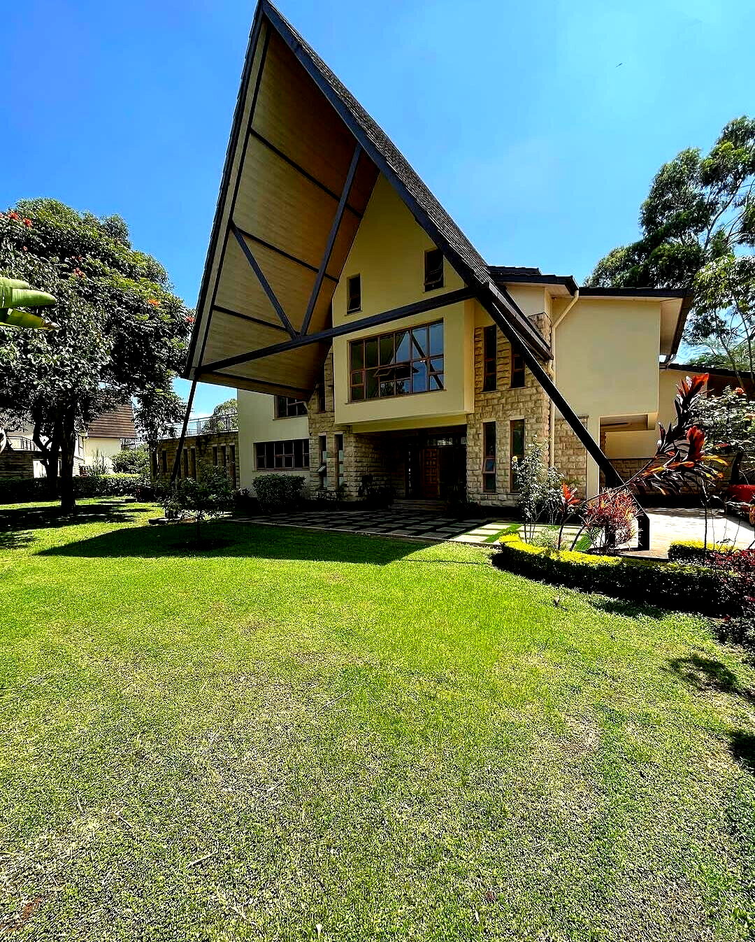 Waterfront 5-Ensuite Villa with Dam Views – Karen